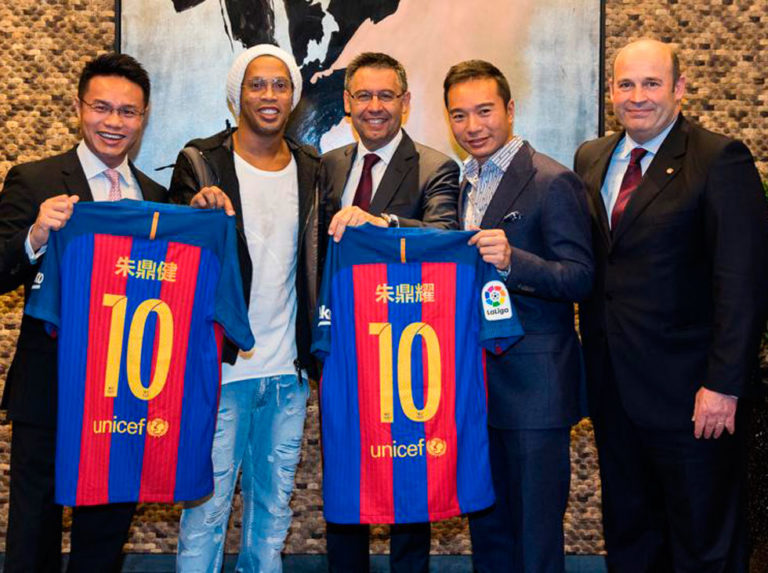 Ronaldinho se reúne con Bartomeu y anuncia novedades en clave azulgrana