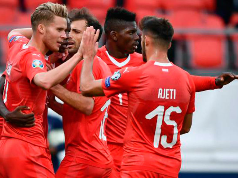 Dinamarca y Suiza clasificaron a la Eurocopa