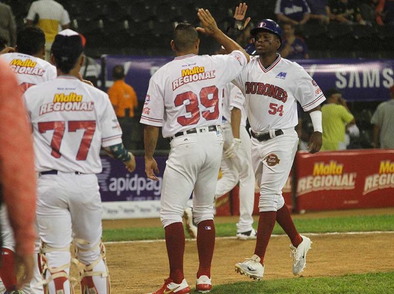 A palo limpio  Tiburones  se sacudió al león