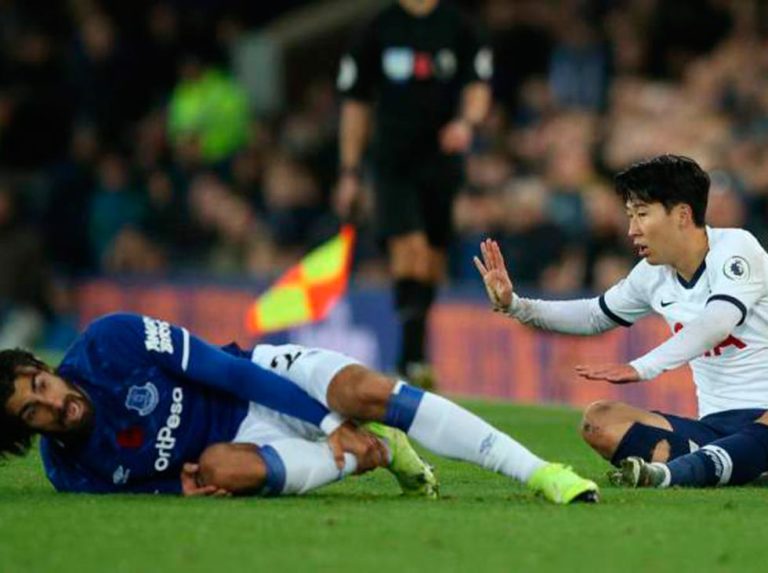 Quitan la tarjeta roja a Son por su entrada sobre André Gomes