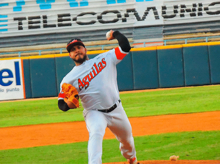 César Jiménez lució y Águilas se impuso a Tiburones