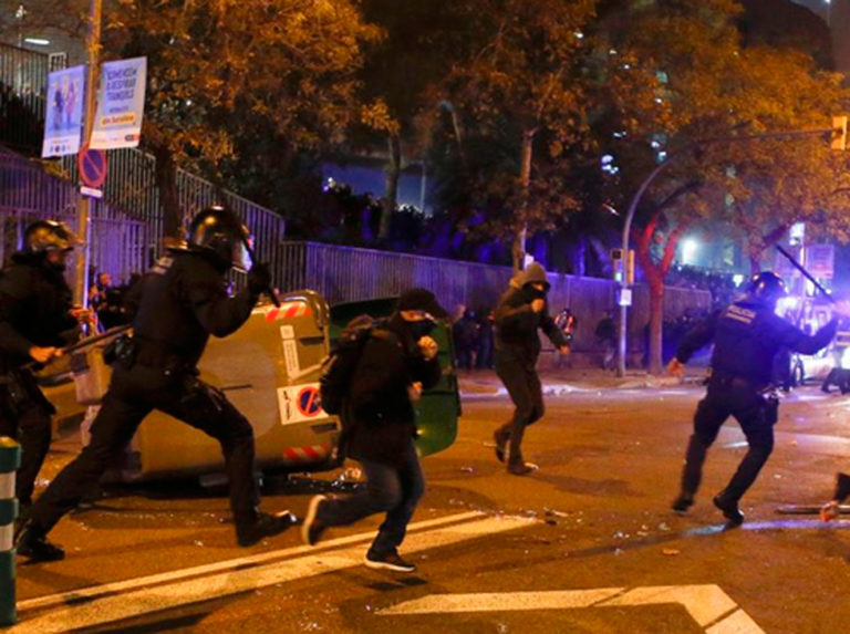Al menos 46 heridos en los disturbios junto al Camp Nou durante el clásico