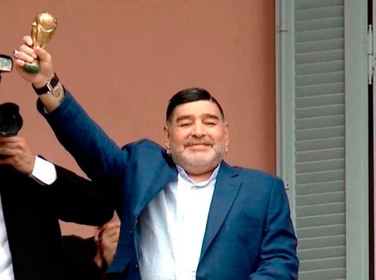 Maradona visita a Fernández y levanta una réplica de la Copa del Mundo