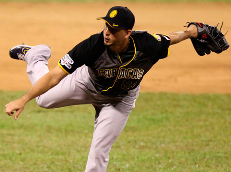 Leones se impuso a Tiburones en atropellado juego