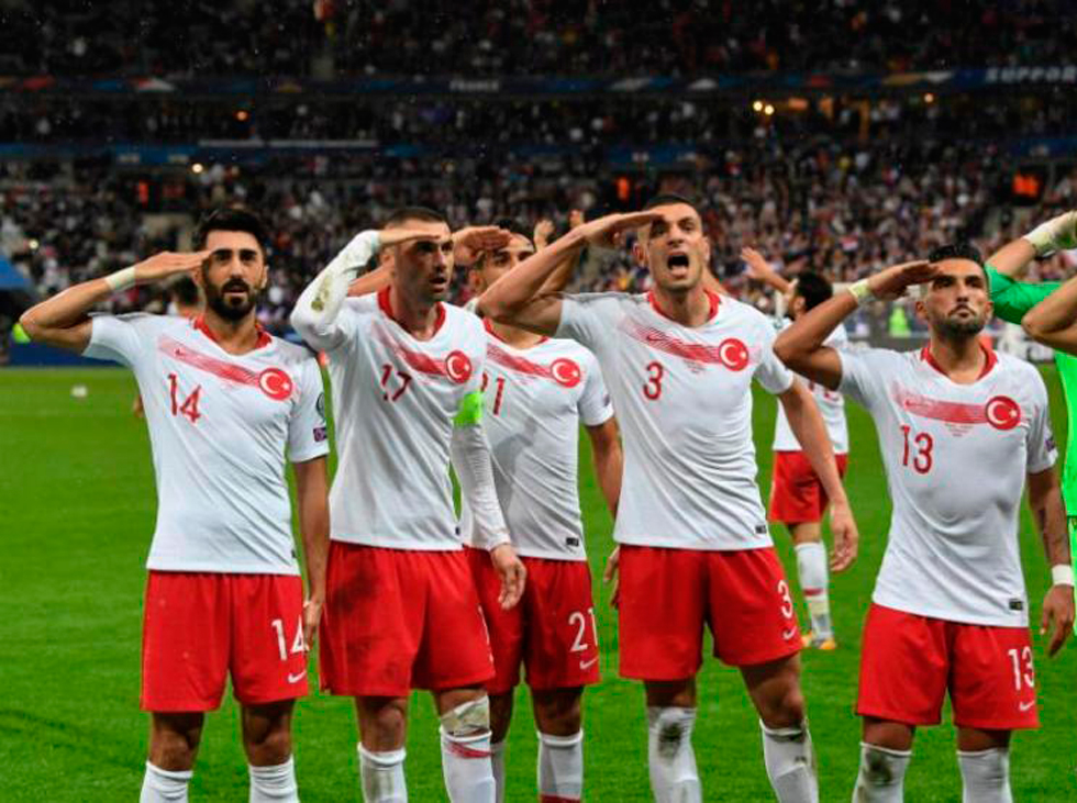 Multa-a-Turquía-y-amonestación-a-sus-jugadores-por-saludos