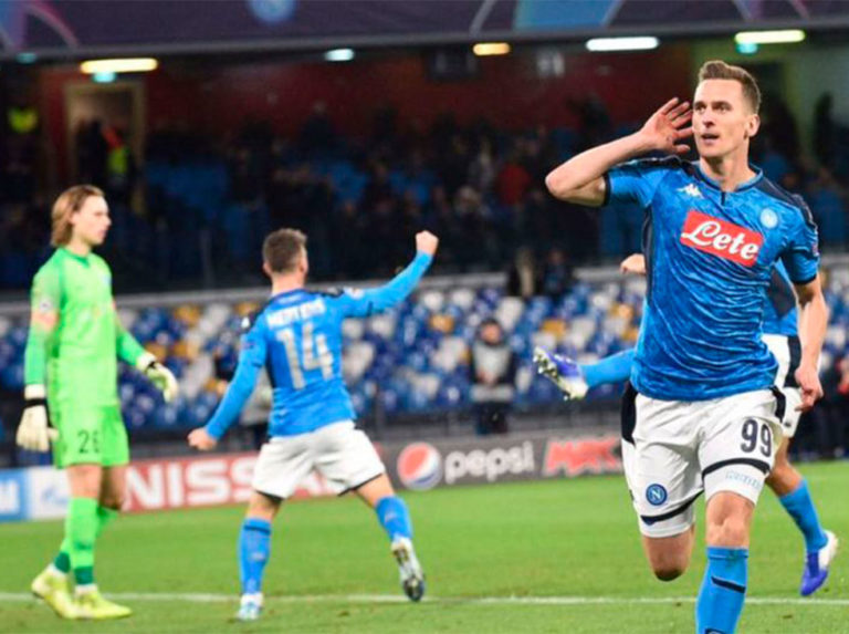 Napoli goleó al Genk y se metió en octavos