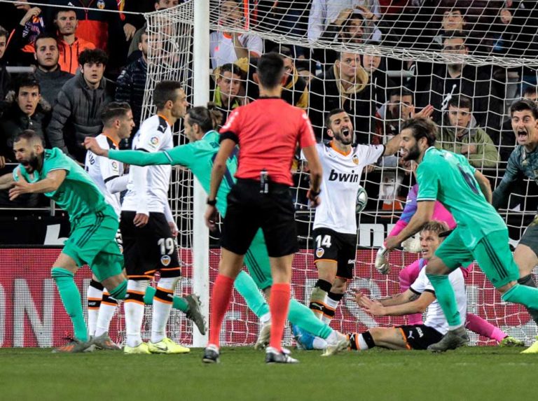 Benzema salvó un punto en el final del encuentro