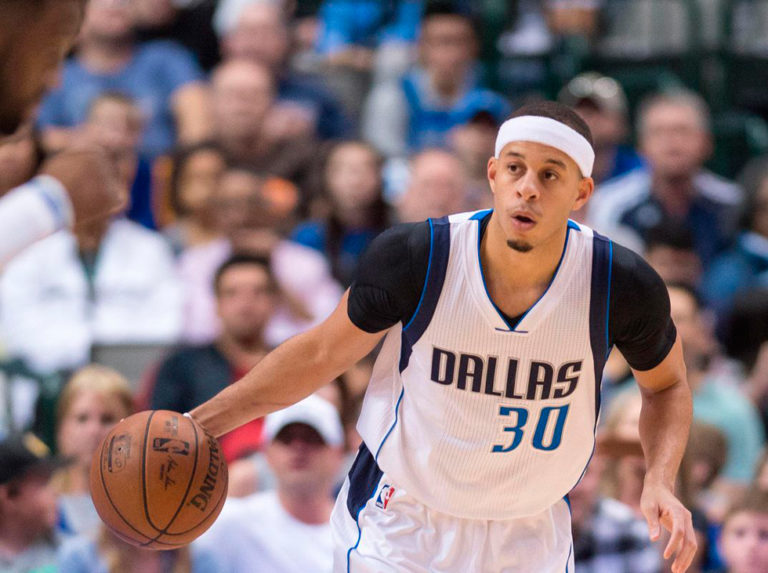 Seth Curry guió la victoria de Dallas