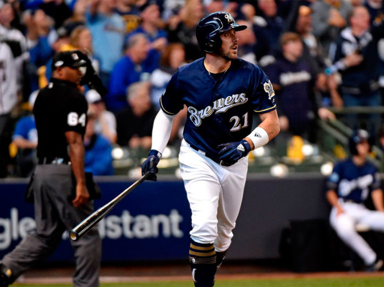 Travis Shaw y Azulejos pactaron por un año