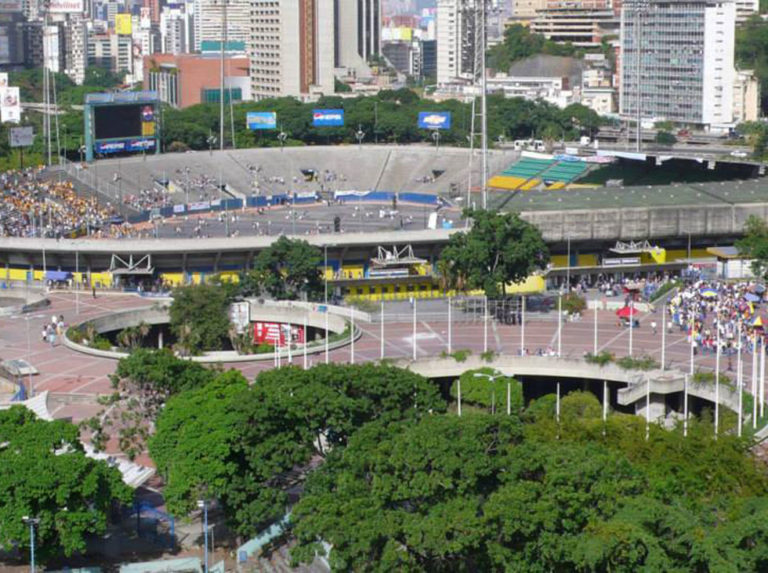 Caos para estacionar en estadios de la UCV