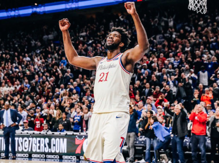 Embiid logra doble-doble y los Sixers siguen invictos en cancha