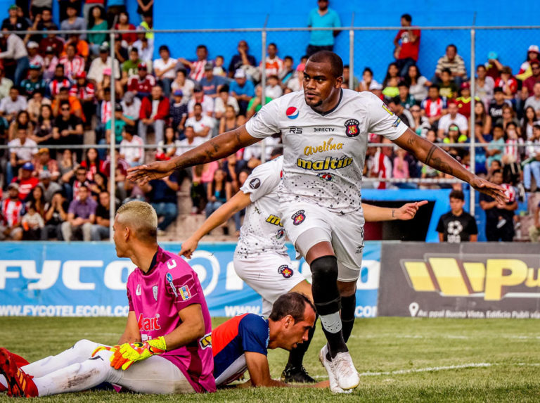 La “Sombra” Espinoza  se reconcilió con el gol