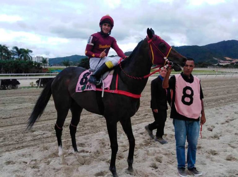 Adrián Castellanos ganó 3 en la primera semana