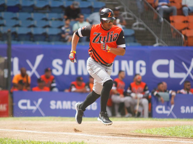 Álex Romero suspendido por 20 compromisos