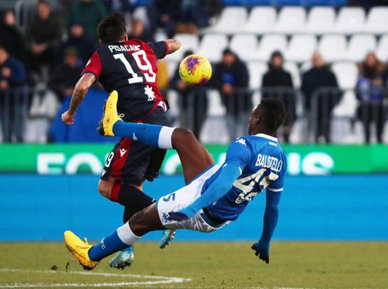 Balotelli salió expulsado luego de brutal patada a oponente