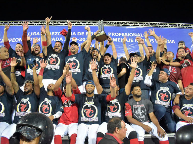 Cardenales alzan vuelo en procura del título