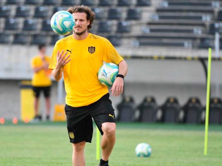Forlán dirigió su primera práctica en el Peñarol