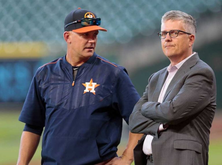 Luhnow y Hinch suspendidos un año por MLB