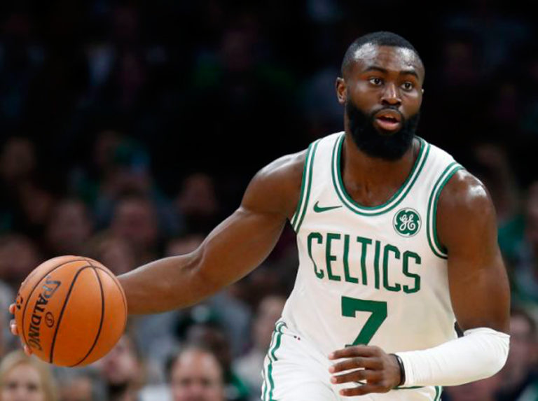 Brown consiguió doble-doble en victoria de los Celtics