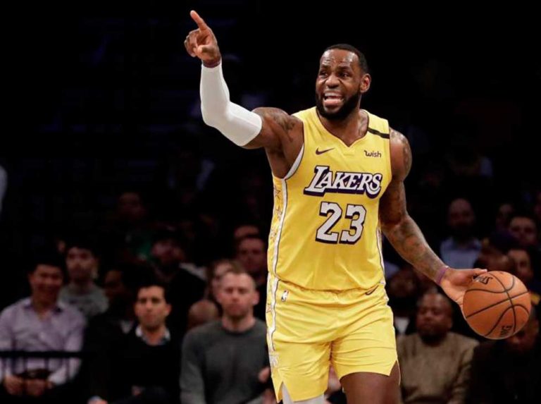 LeBron metió a los Lakers en playoffs