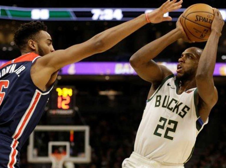 Middleton se crece en victoria de los líderes Bucks