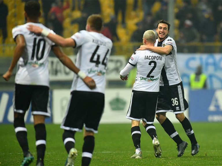 Parma toca zona europea al vencer 2-0 al Lecce