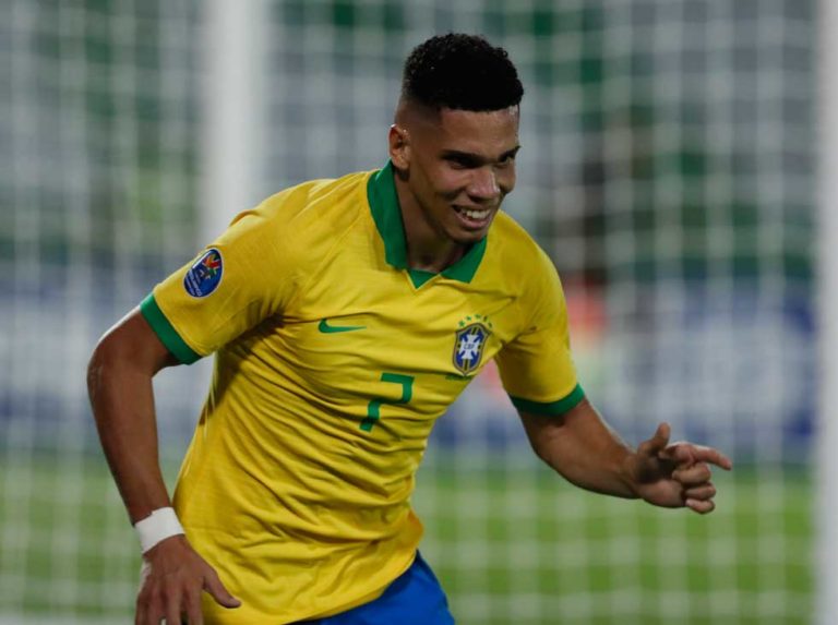 Gol de Paulinho le dio  el primer triunfo a Brasil