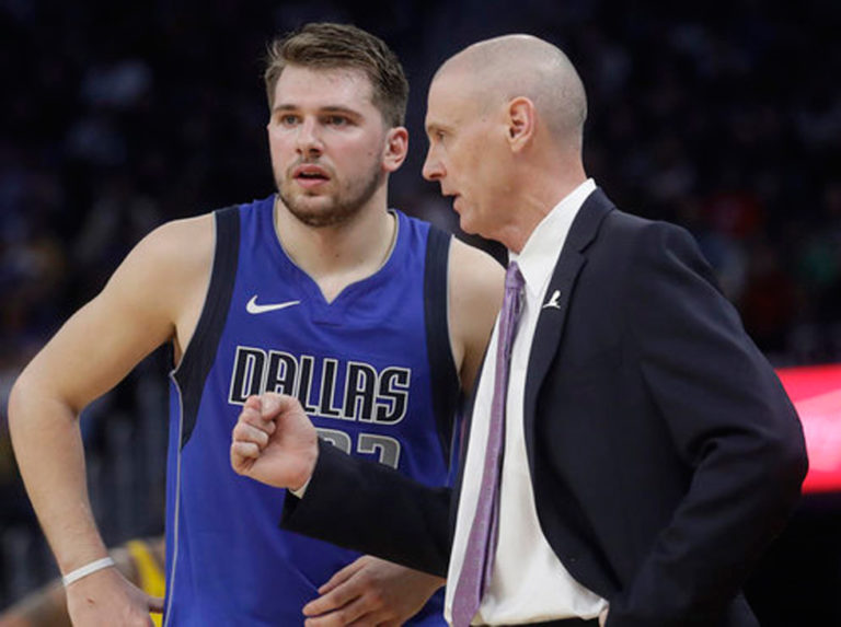 ntrenador de Mavericks se queja de la dureza de los rivales con Doncic