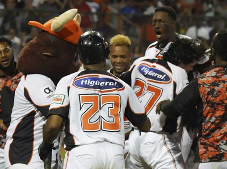 Toros del Este se llevan el tercero con puro poder