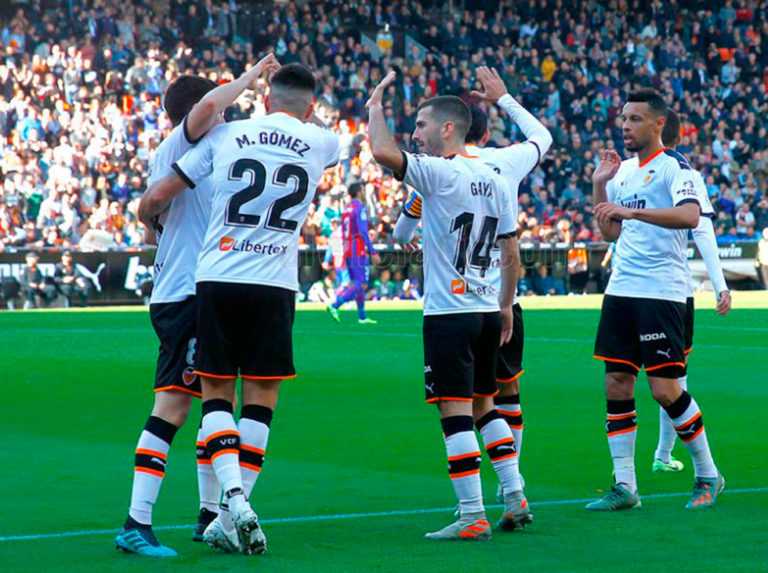 Valencia empezó el año con victoria ante el Eibar