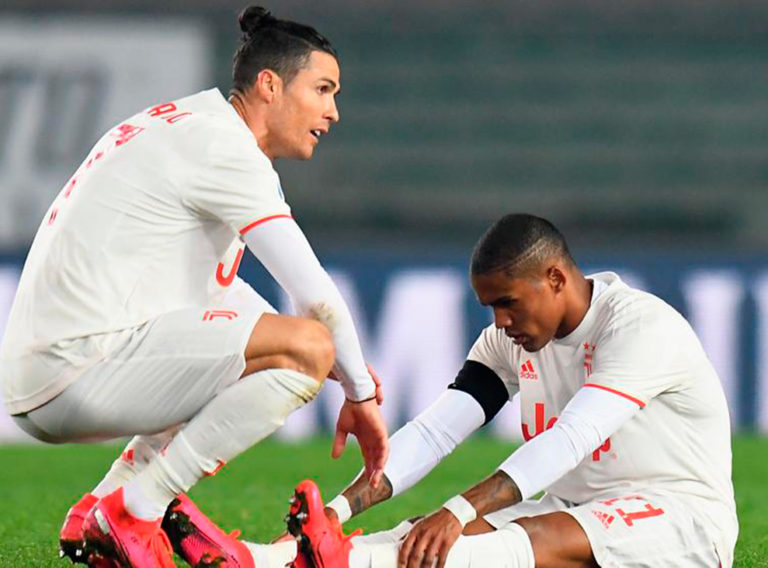 Douglas Costa es dado de baja por tres semanas