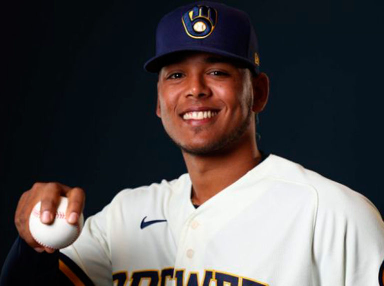 Freddy Peralta firmó extensión con los Cerveceros