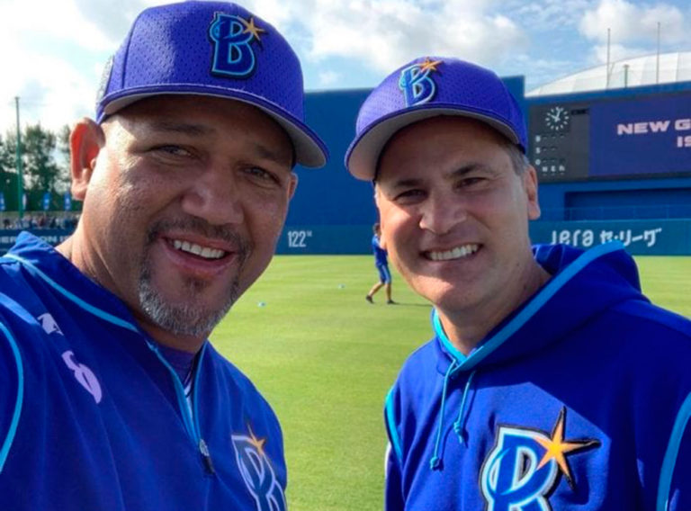 Vizquel comparte sus conocimientos en Japón con el equipo Estrellas de DeNa