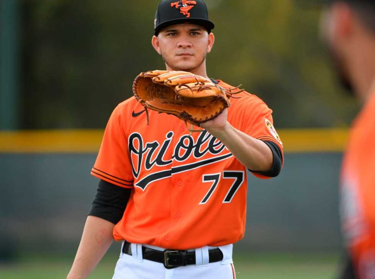 Orioles tienen en la mira  al pitcher Cristian Alvarado