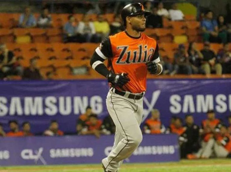 Ángel Reyes aseguró contrato con Cleburne