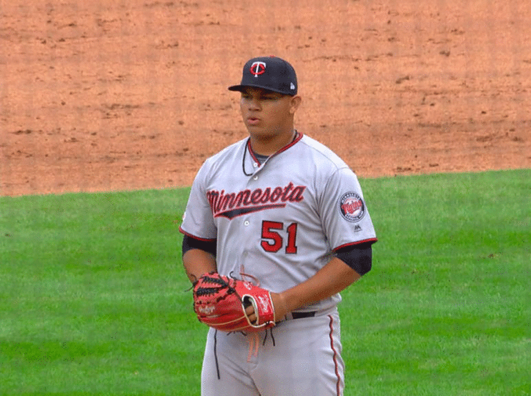 Minnesota evalúa retener al criollo Brusdar Graterol