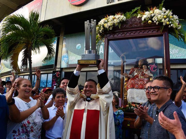 Cardenales ofrendó título a su patrona espiritual