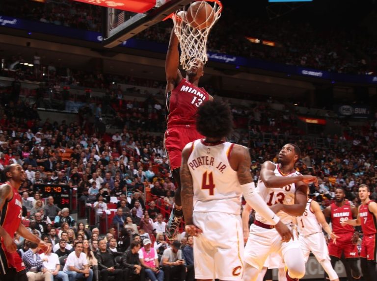Los Heat imponen marca y retiran número de Wade
