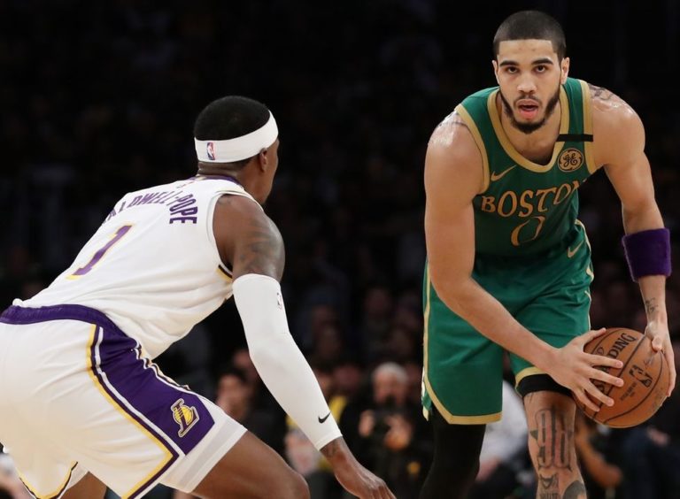 Davis consigue doble-doble en victoria de los Lakers