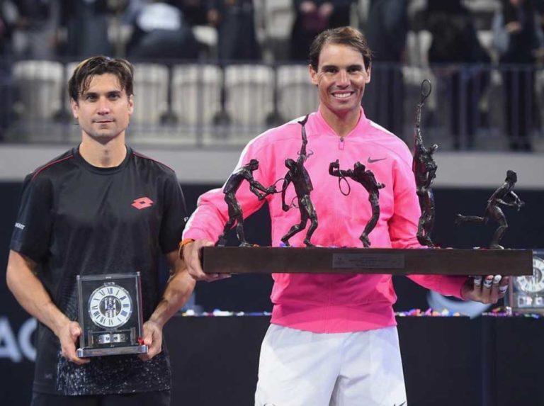 Nadal derrota a Ferrer en la inauguración de su Academia en Kuwait