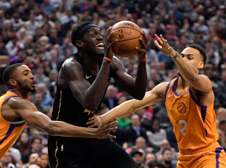 Siakam logra doble-doble y Raptors siguen líderes