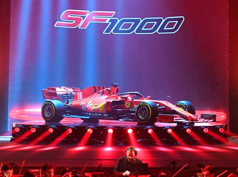 Vettel y Leclerc presentaron el SF1000 para esta campaña