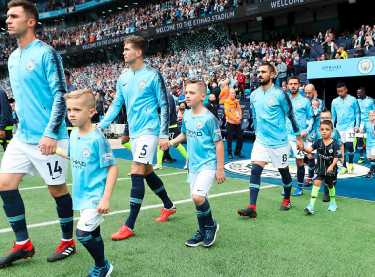 Premier recibe críticas por cobro a «mascotas»