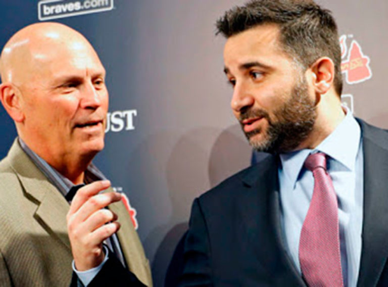 Bravos extendieron contrato de Snitker y Alex Anthopoulos