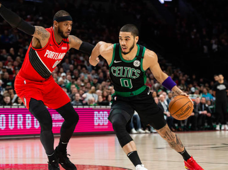 Tatum aseguró a los Celtics en el tercer lugar de la Conferencia Este