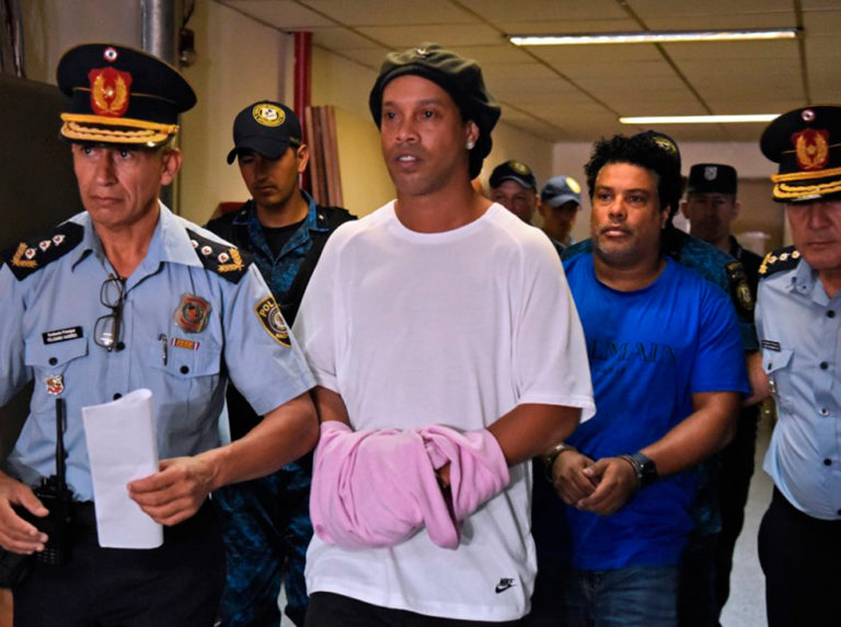 Publican primeras imágenes de Ronaldinho en la cárcel