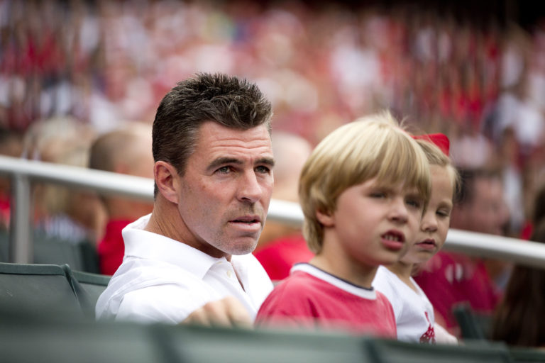 Exgrandeliga Jim Edmonds a la espera de diagnóstico de Covid-19