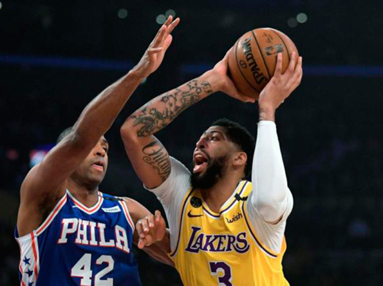 Davis lideró victoria de los Lakers con un doble-doble