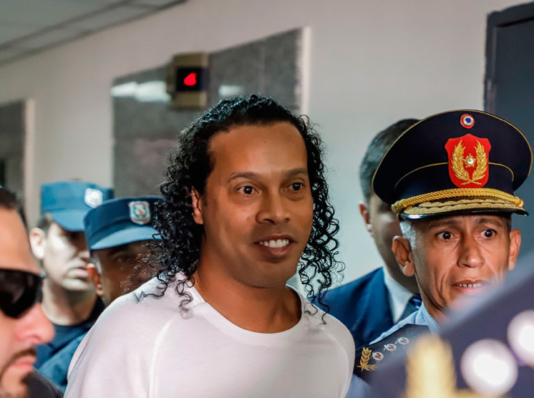 Ronaldinho seguirá encarcelado tras rechazo de arresto domiciliario