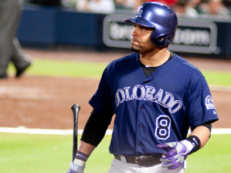 Yorvit Torrealba en la crema de los receptores de los Rockies